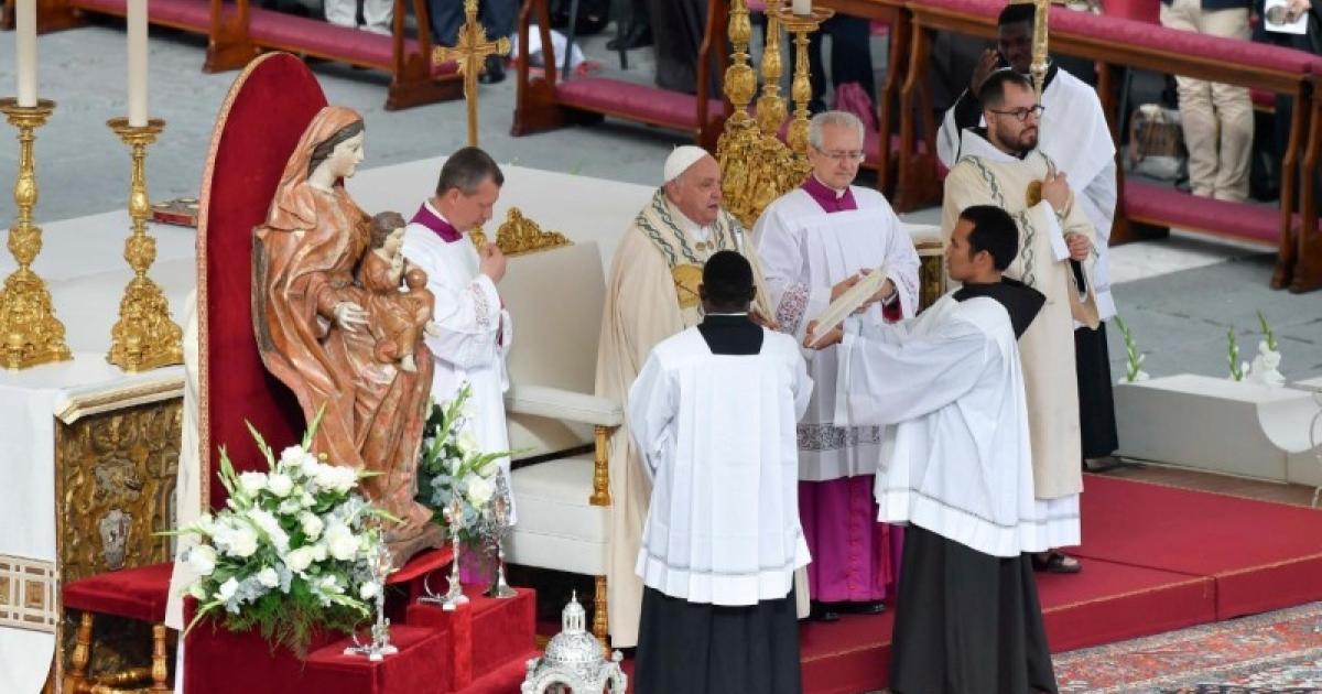 Đức Thánh cha chủ sự lễ tôn phong mười bốn chân phước lên bậc hiển