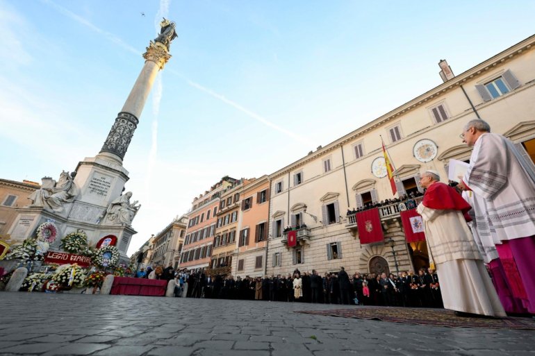 Đức Thánh cha dâng hoa và cầu nguyện tại Tượng đài Đức Mẹ Vô Nhiễm